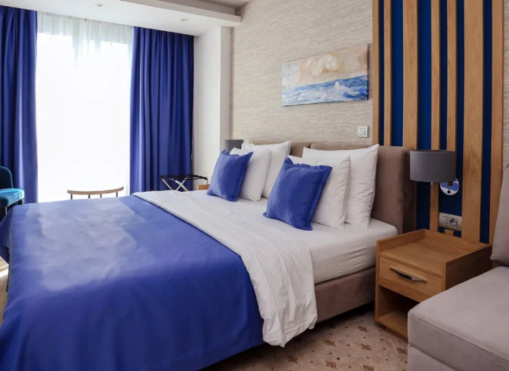 W pokojach standard plus oraz superior jest dodatkowo rozkładana sofa