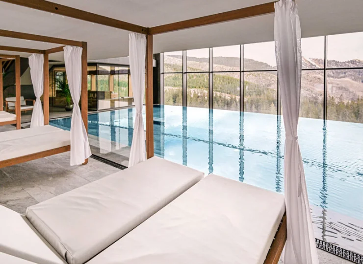 Hotel wyróżnia dwupoziomowa strefa spa z widokiem na góry