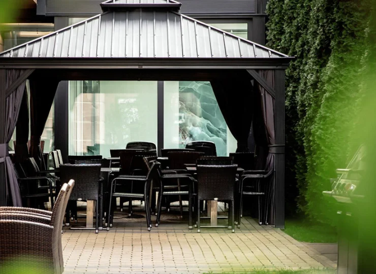 W ogrodzie jest ustawiona wiata ogrodowa