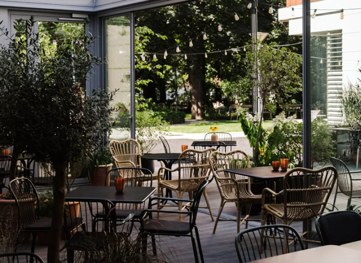 W pogodne dni z wielką przyjemnością można spożywać posiłki na zewnątrz