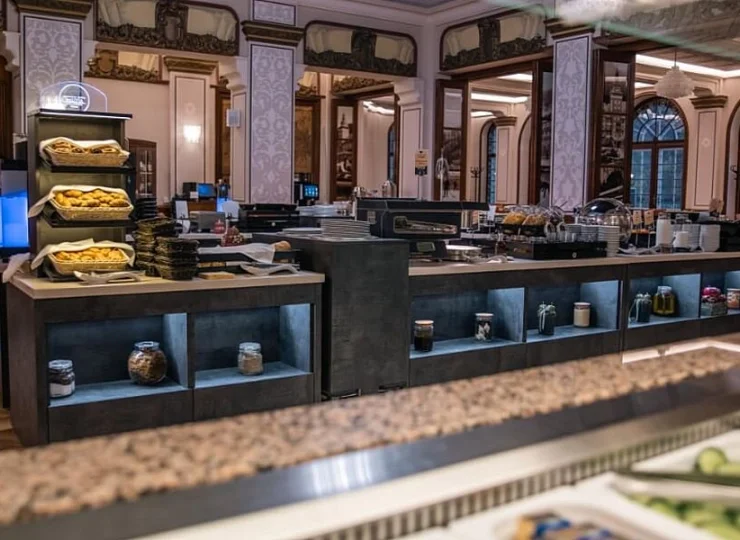 Śniadania i obiadokolacje są podawane w formie bufetu