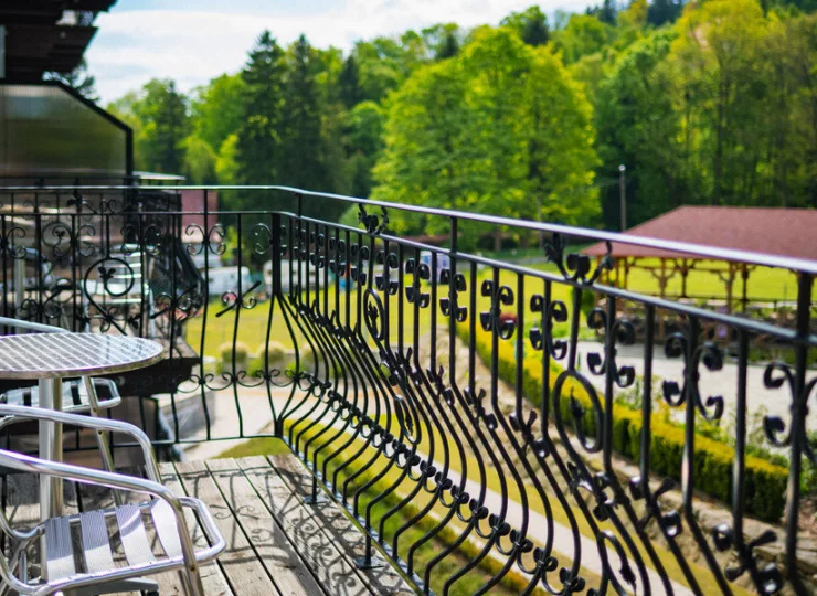 Wszystkie pokoje mają balkon
