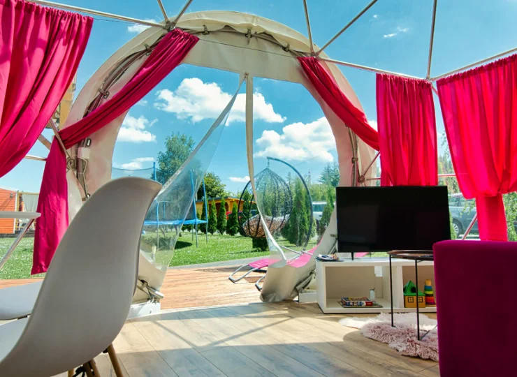 W domku sferycznym nr 16 może zamieszkać 5 osób