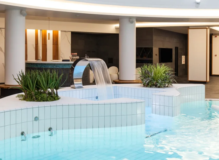 Większość basenów jest wypełniona wodą mineralną z pobliskiego ujęcia