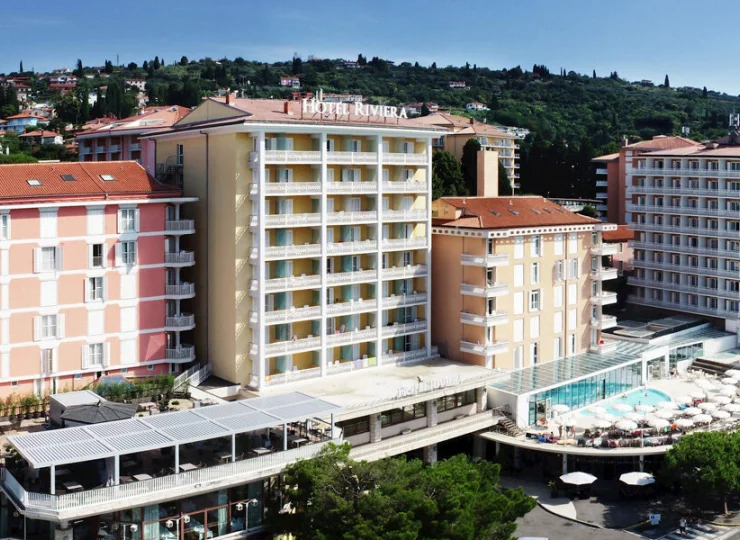 Hotel Riviera mieści się przy głównej promenadzie w Portoroż
