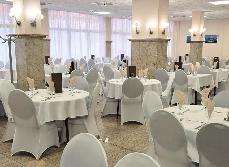 Przestronna hotelowa restauracja oferuje śniadania i obiadokolacje