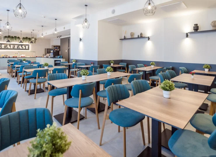 Przestronna restauracja śniadaniowa w Hotelu Baross