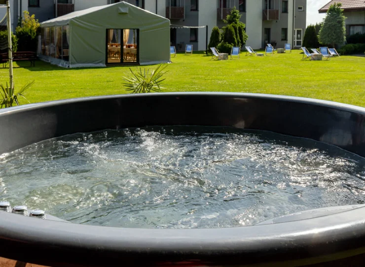 Zewnętrzne jacuzzi w formie balii to świetny sposób na relaks