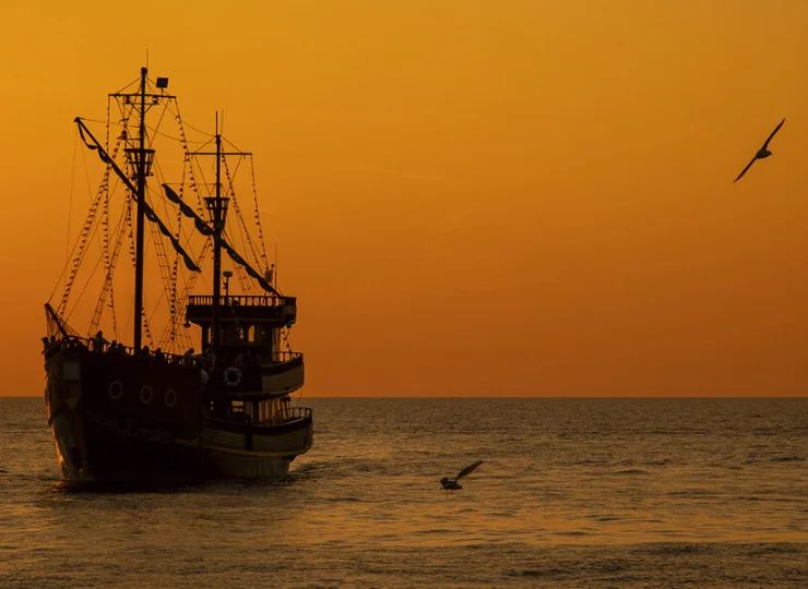 W okolicy pływa statek turystyczny