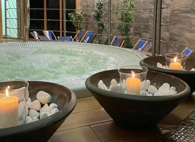 W strefie wellness oprócz basenu przygotowano też jacuzzi