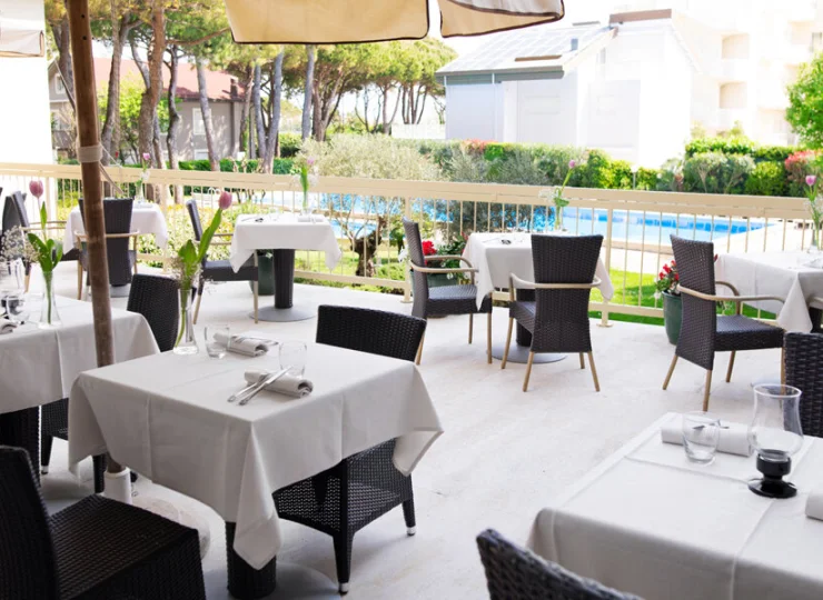 Z restauracji roztacza się panoramiczny widok na basen i ogród kwiatowy