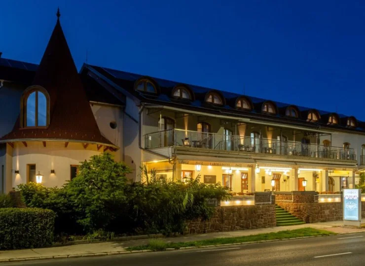Wellness Hotel Laroba**** mieści się w spokojnym kurorcie Alsoors nad Balatonem