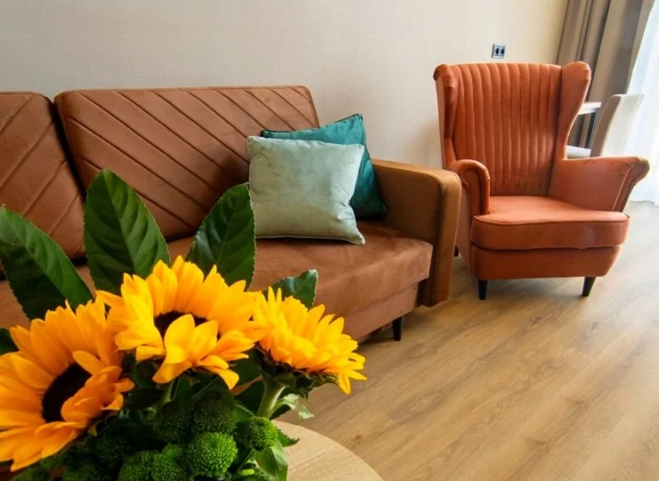 W części dziennej na dole mieści się dwuosobowa sofa