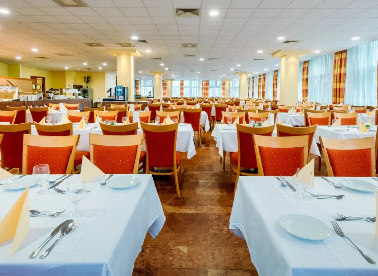 Wnętrza hotelowej restauracji