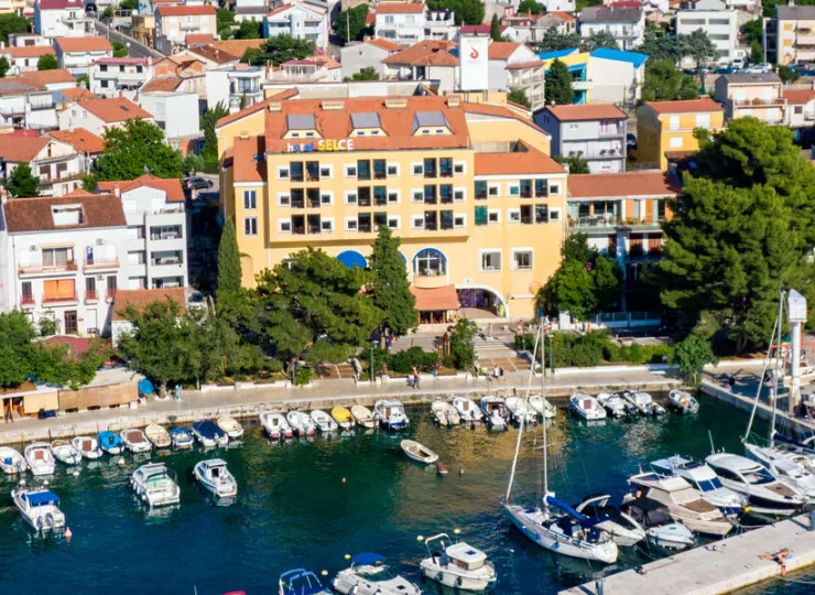 Hotel Selce jest położony wprost przy marinie nad Adriatykiem