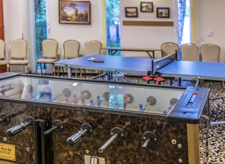 W pokoju gier jest stół do ping-ponga oraz piłkarzyki