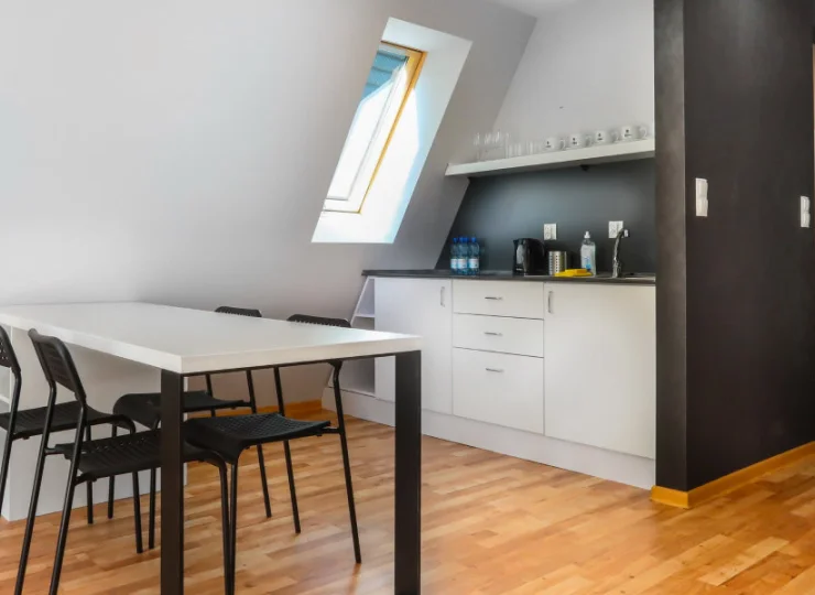 Aneks wyposażono w lodówkę, kuchenkę, czajnik, naczynia, sztućce