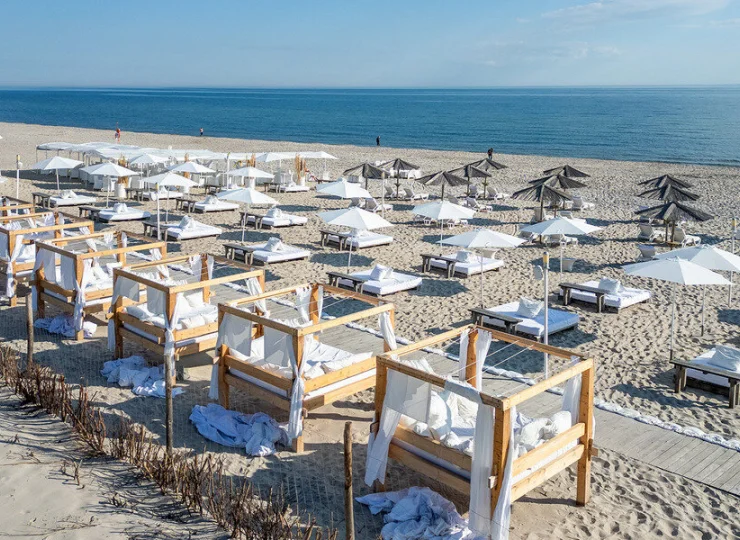 W sezonie na plaży działa beach bar Coco