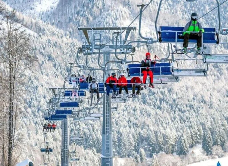 Ski-Dolina to jedyny ośrodek narciarski w Brennej z wyciągiem kanapowym