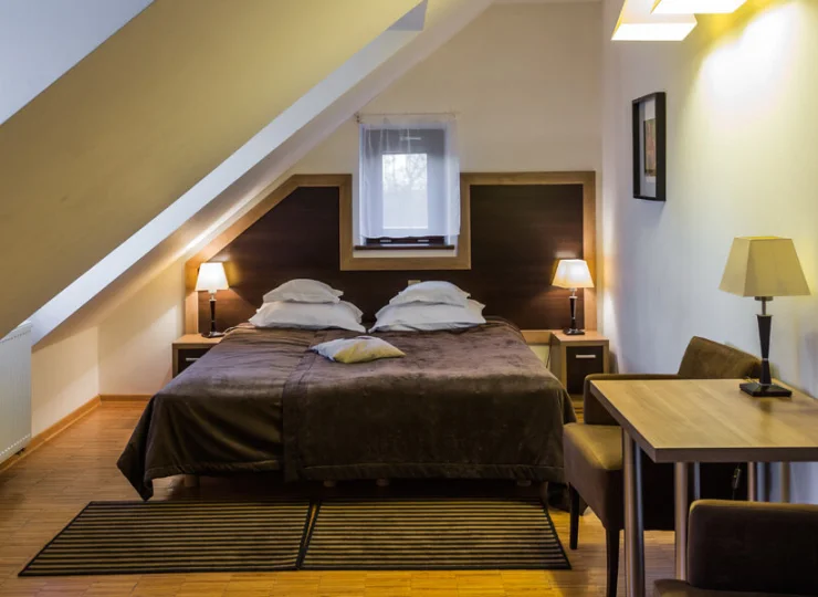 Pokoje wyposażono m.in. w TV oraz WiFi