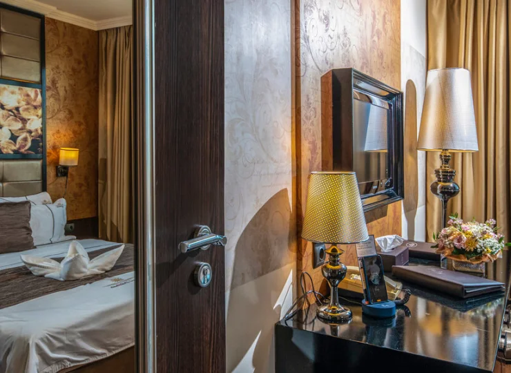 Pokoje wyposażono w sejf, ekspres do kawy Nespresso, minibar