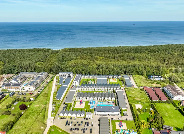 Jest położony zaledwie 400 m od plaży w miejscowości Grzybowo