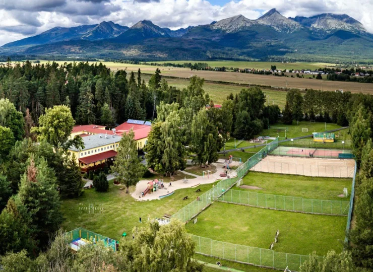 Obiekt oferuje rozległy teren rekreacyjny z kilkoma boiskami