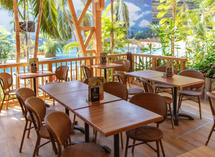 Na terenie kompleksu działa kilkanaście restauracji, barów i punktów gastro