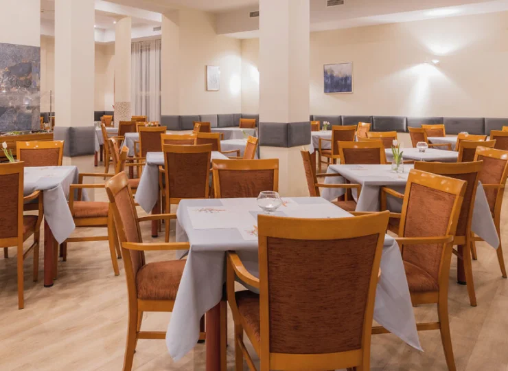W hotelu znajduje się restauracja bufetowa