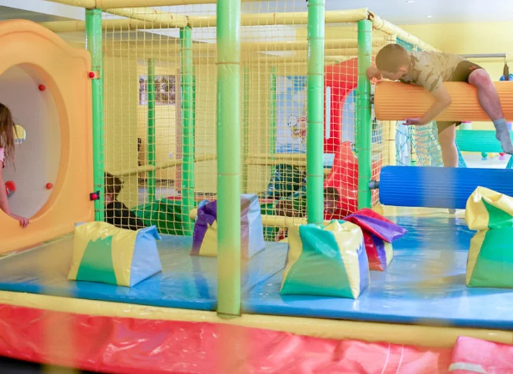 Jest także wewnętrzna sala zabaw z bezpiecznym torem przeszkód