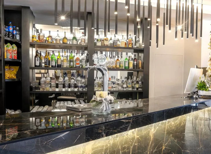 W kompleksie mieści się także kawiarnia z drink barem