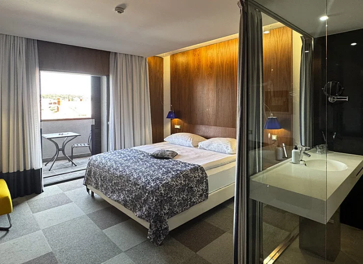 W łazience jest kabina prysznicowa i suszarka do włosów