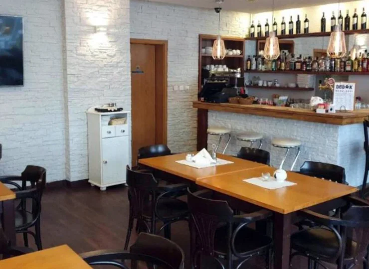 W hotelowej restauracji można zjeść śniadania i obiadokolacje