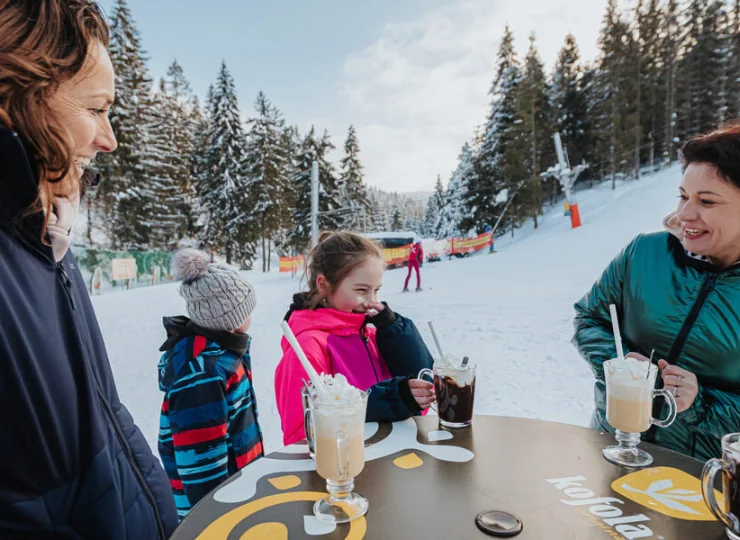 Na terenie ośrodka narciarskiego jest bar