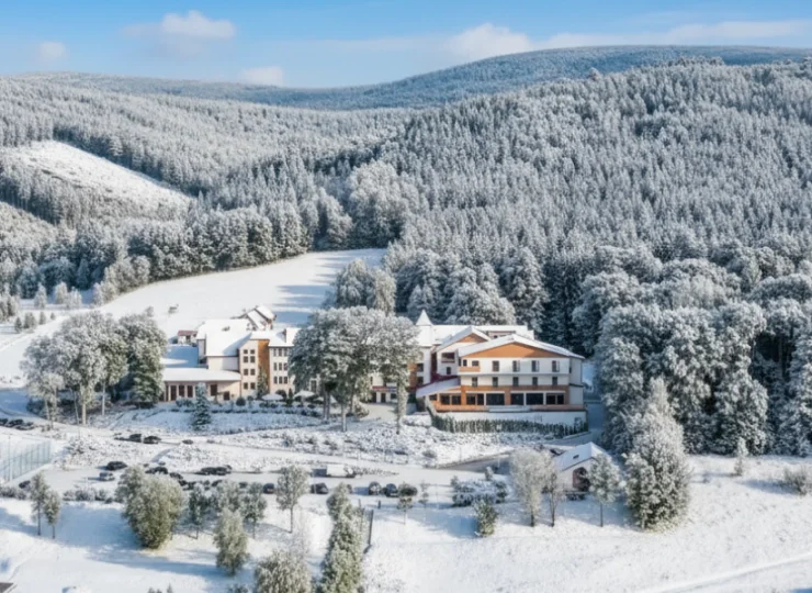 Hotel Malinowy Dwór jest malowniczo położony w sercu Gór Izerskich