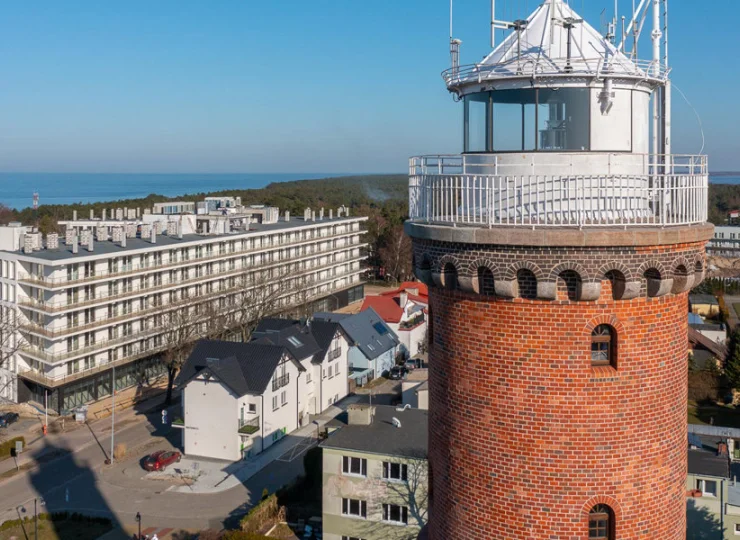 Resort Król Plaza sąsiaduje z zabytkową latarnią morską
