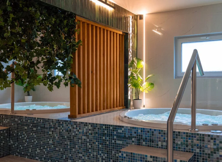 Hotel dysponuje strefą wellness z dwiema wannami jacuzzi