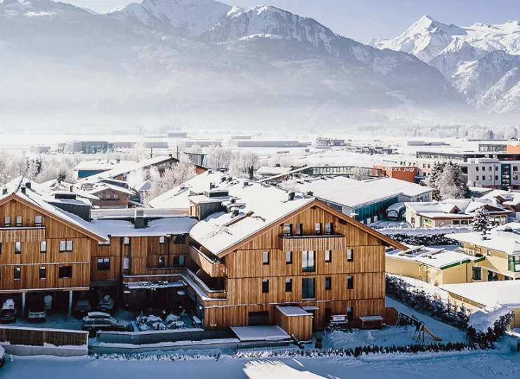 Hotel jest położony między górami, lodowcem i jeziorem
