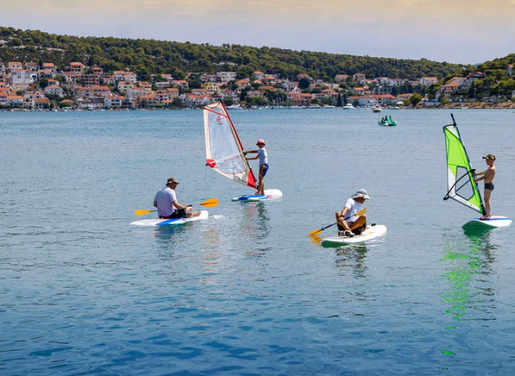 Można wypożyczyć m.in. deski do SUP, sprzęt do windsurfingu, rowerki wodne