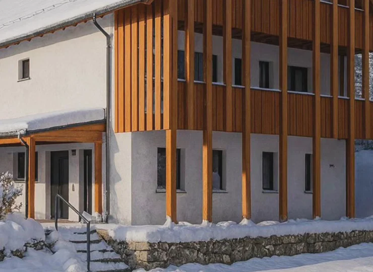 Obiekt dla dorosłych w zimowej szacie