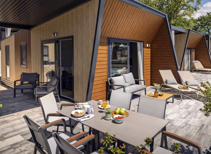 Na tarasie jest strefa do opalania się, jedzenia i odpoczynku w cieniu