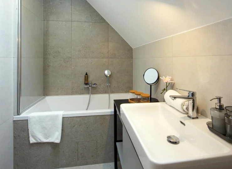 W jednej jest prysznic, w drugiej wanna