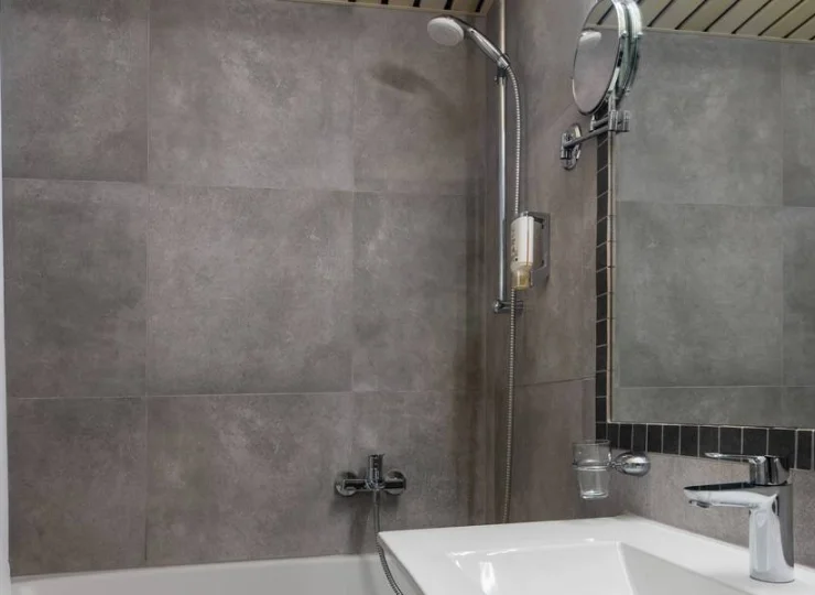 W łazience jest wanna i suszarka do włosów