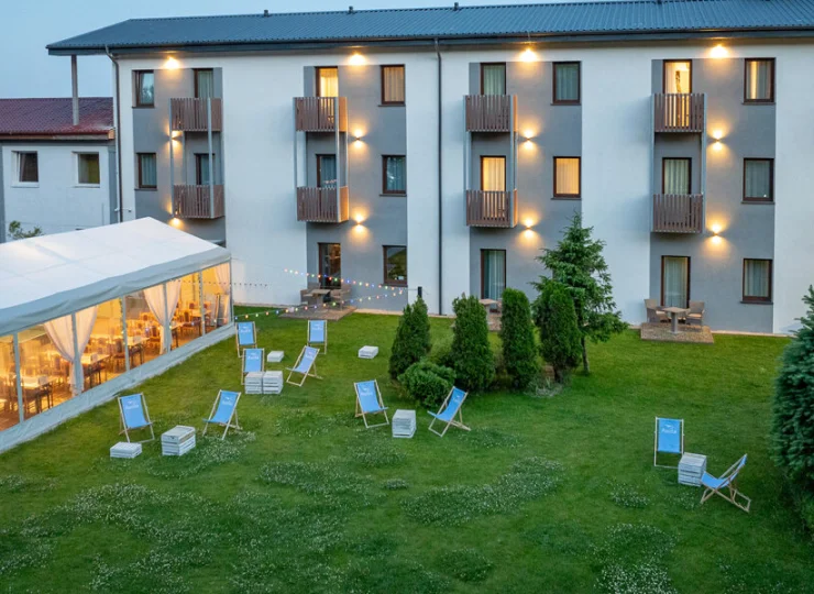 Awilla posiada przyjemny ogród, idealny do relaksu