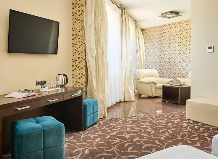 W hotelu DeSilva do dyspozycji znajdują się 2-osobowe pokoje i apartamenty