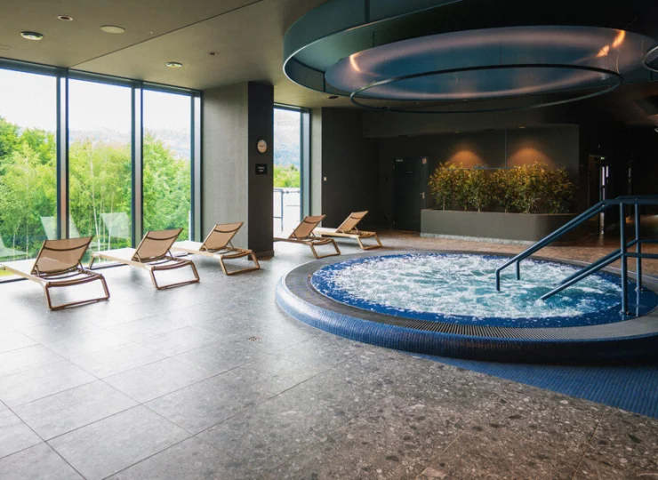 Wewnętrzne jacuzzi z widokiem na góry