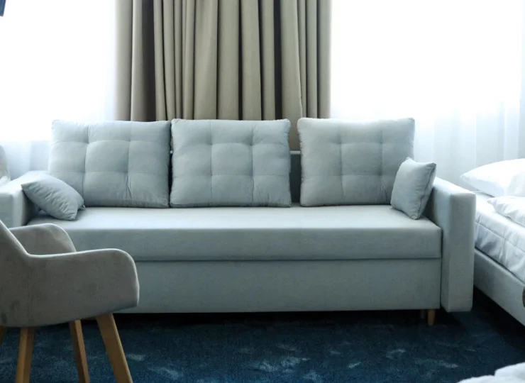 W każdym pokoju jest telewizor, dostęp do Wi-Fi, lodówka, ręczniki i szlafroki