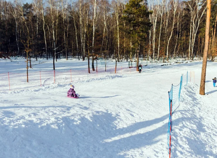 Maluchy uwielbiają górkę saneczkową