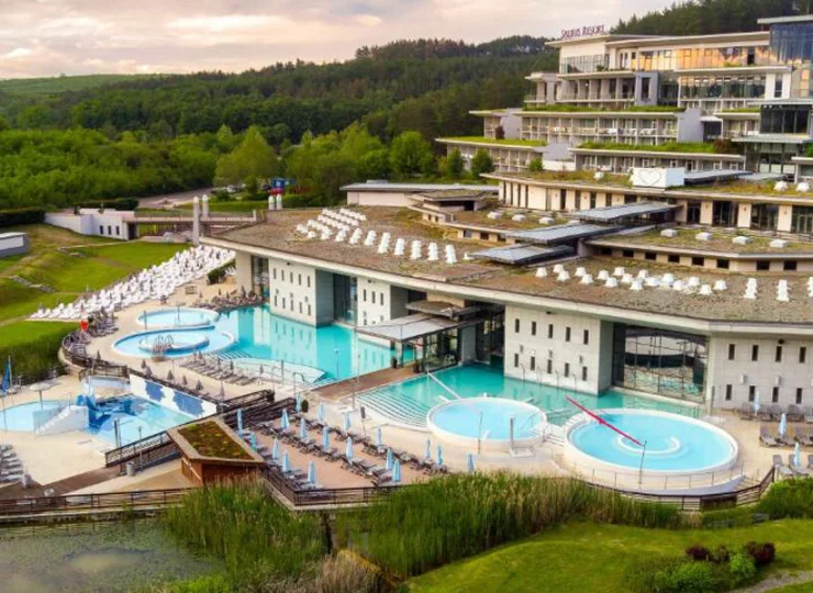 W strefie spa znajdziecie aż 17 różnych basenów z wodą bogatą w leczniczą
