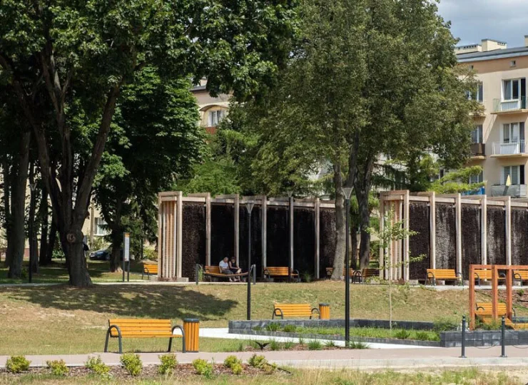 Po drugiej stronie zalewu mieści się spora tężnia solankowa